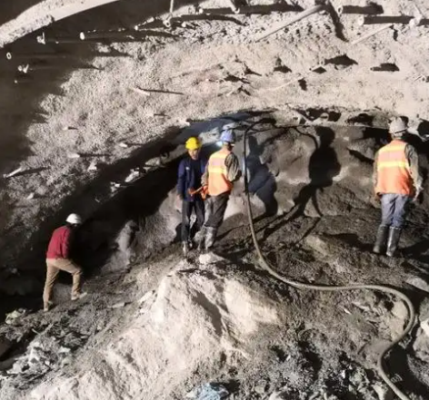 长丰镇拱顶带模注浆料的施工流程及注意事项